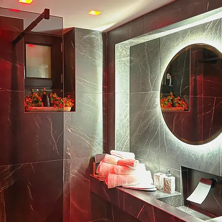 Rouge Romantic Jacuzzi Centro Apartmán *